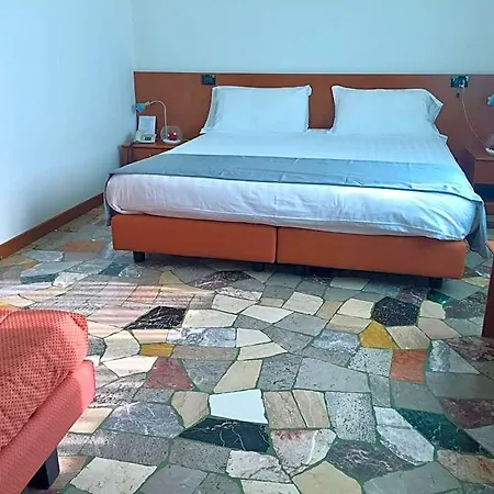 Isetta Hotel 2*